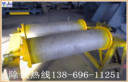 1.干式永磁滾筒采用人民共和國機械工業(yè)標(biāo)準(zhǔn)“JB / 7895-1999”,采用稀土復(fù)合磁性系統(tǒng),并采用高強度膠(J-39)粘結(jié)和環(huán)氧灌注,磁性表面用不銹鋼加強膠膠掛膠,不脫落.氣缸兩端的密封墊圈涂有塑料密封,確保無水;整體采用先進的技術(shù)和合理的結(jié)構(gòu).經(jīng)過特殊設(shè)計,使的磁場強度分布更為合理,分選效果更明顯. 2.此碎鋼磁選機永磁筒體機身通過特殊設(shè)計,不易堵塞材料,運行材料.通過半逆流類型.
